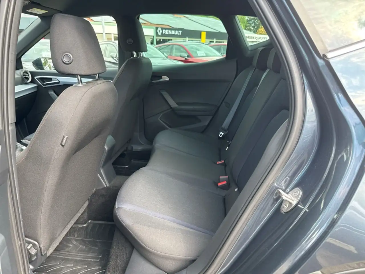 SEAT Arona 1.0 TSI DSG FR LED+DAB+NAVI+ALLWETTER — Galería del vehículo 11