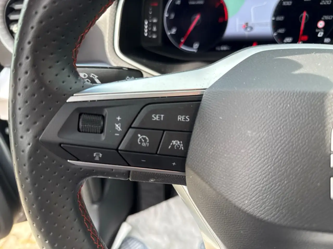 SEAT Arona 1.0 TSI DSG FR LED+DAB+NAVI+ALLWETTER — Galería del vehículo 32