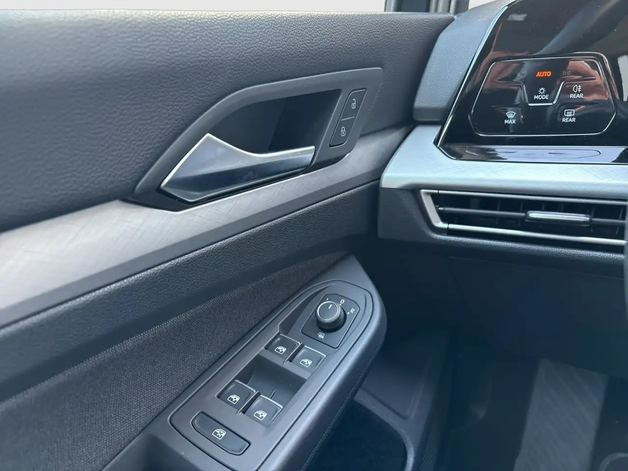 Volkswagen Golf Variant VIII 1.0 LIFE CAM ACC NAVI CARPLAY — معرض صور السيارة 19