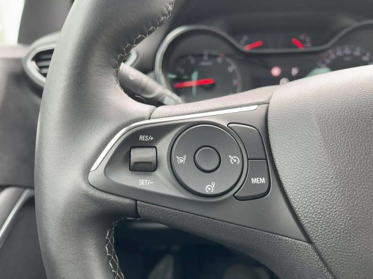 Opel Crossland AT6 Enjoy LED/Navi/Teilleder/PDC/Kamera — Galería del vehículo 19