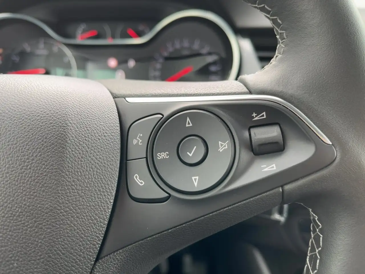 Opel Crossland AT6 Enjoy LED/Navi/Teilleder/PDC/Kamera — Galería del vehículo 20