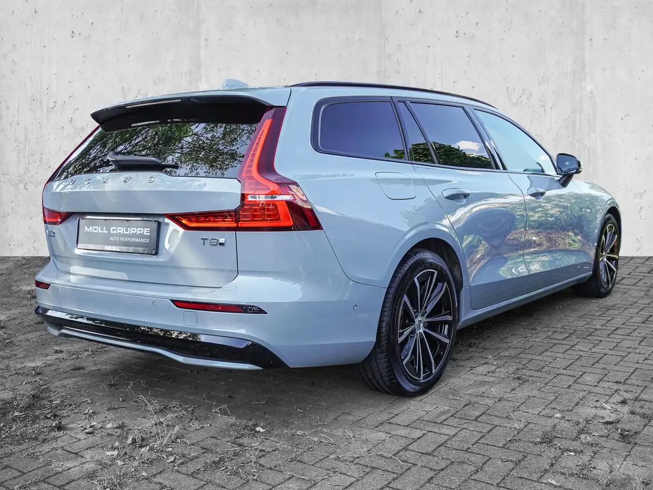 Volvo V60 T8 AWD Plus Dark Plug-in Hybrid STANDHZG 360° — معرض صور السيارة 4