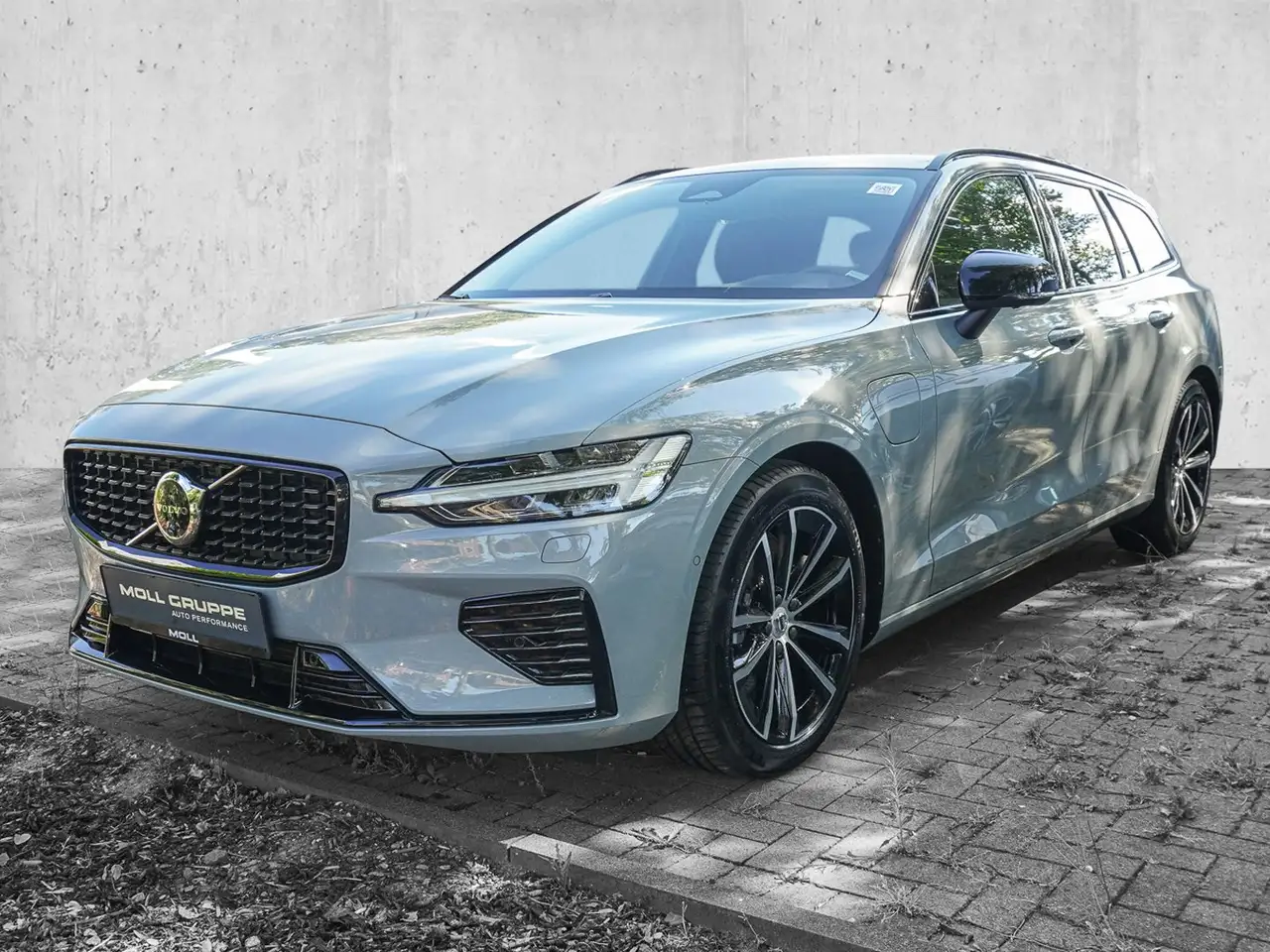 Volvo V60 T8 AWD Plus Dark Plug-in Hybrid STANDHZG 360° — معرض صور السيارة 2