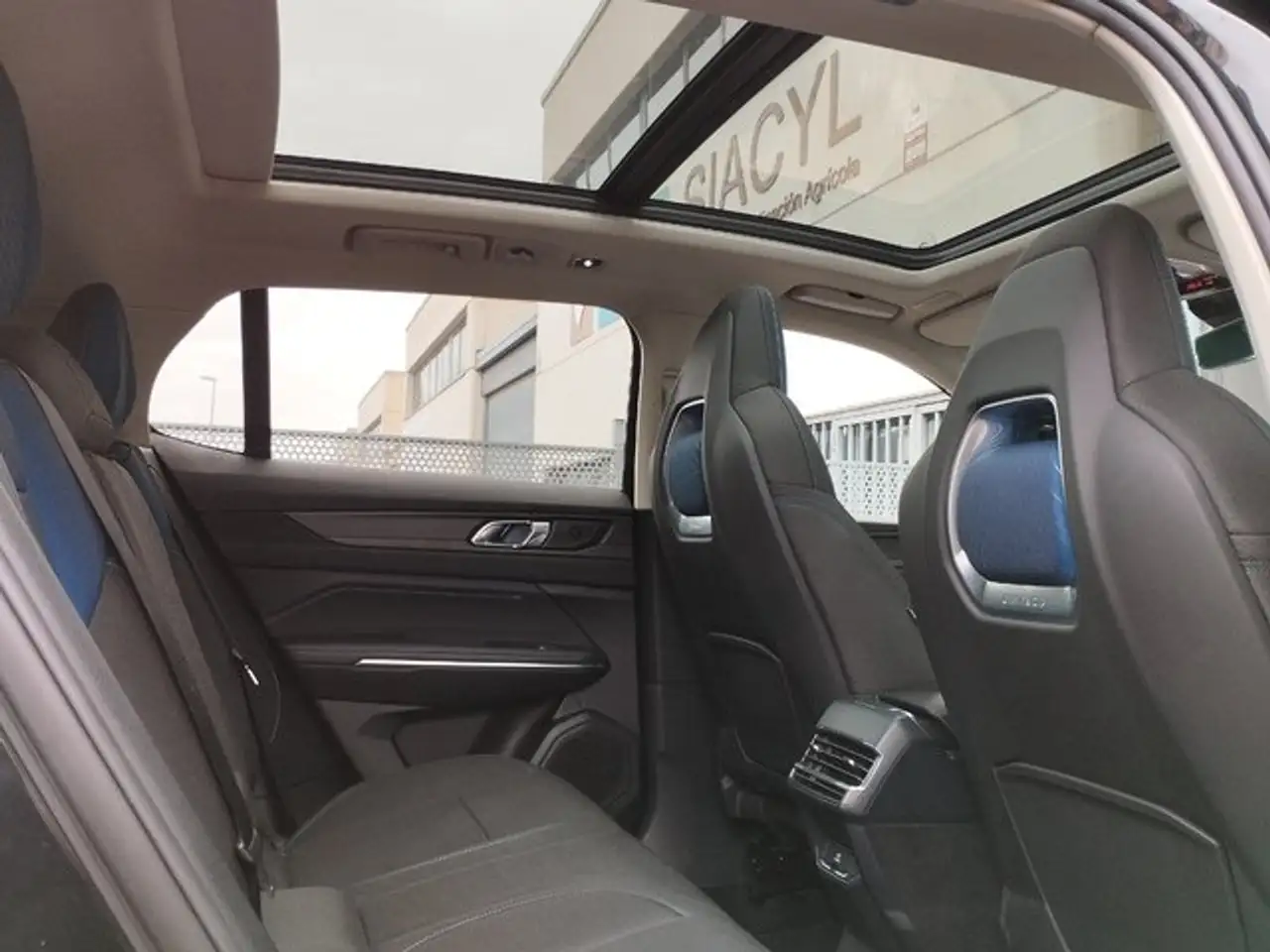 Lynk & Co 01 1.5T PHEV — Vehicle gallery 19