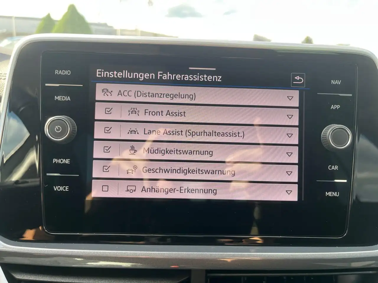 Volkswagen T-Roc 1.0 TSI STYLE+AHK+APP+KAMERA+LED+ACC+PARK — Galería del vehículo 18