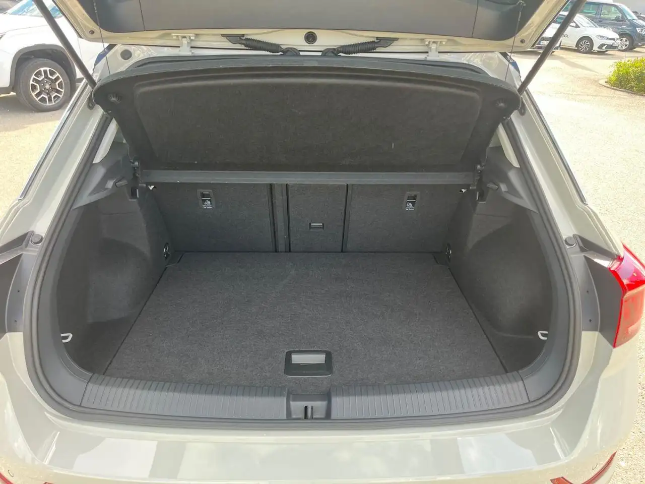 Volkswagen T-Roc 1.0 TSI STYLE+AHK+APP+KAMERA+LED+ACC+PARK — Galería del vehículo 16