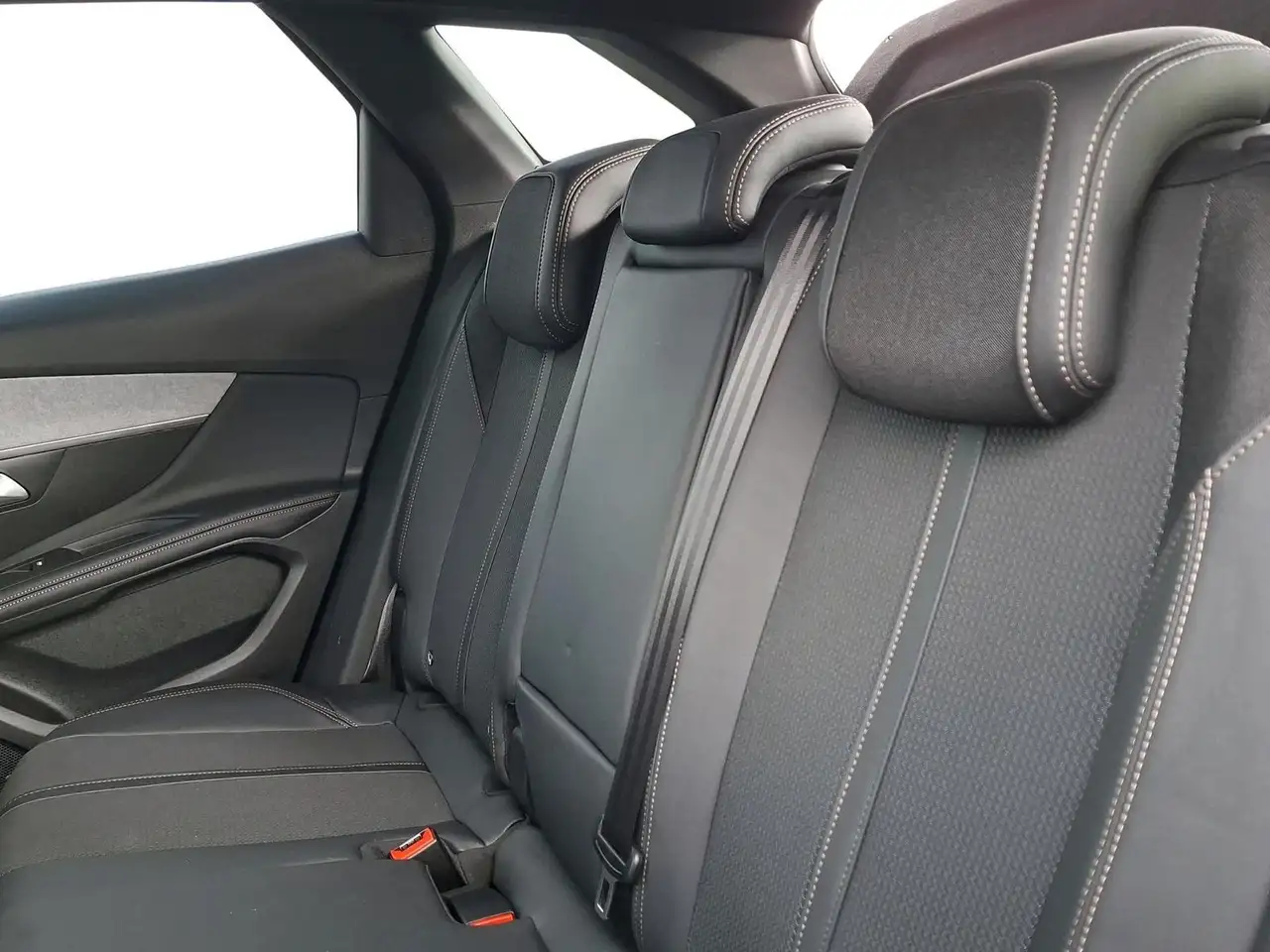 Peugeot 3008 GT PureTech 130 EAT8 Kamera Navi SHZ — Galerie du véhicule 8