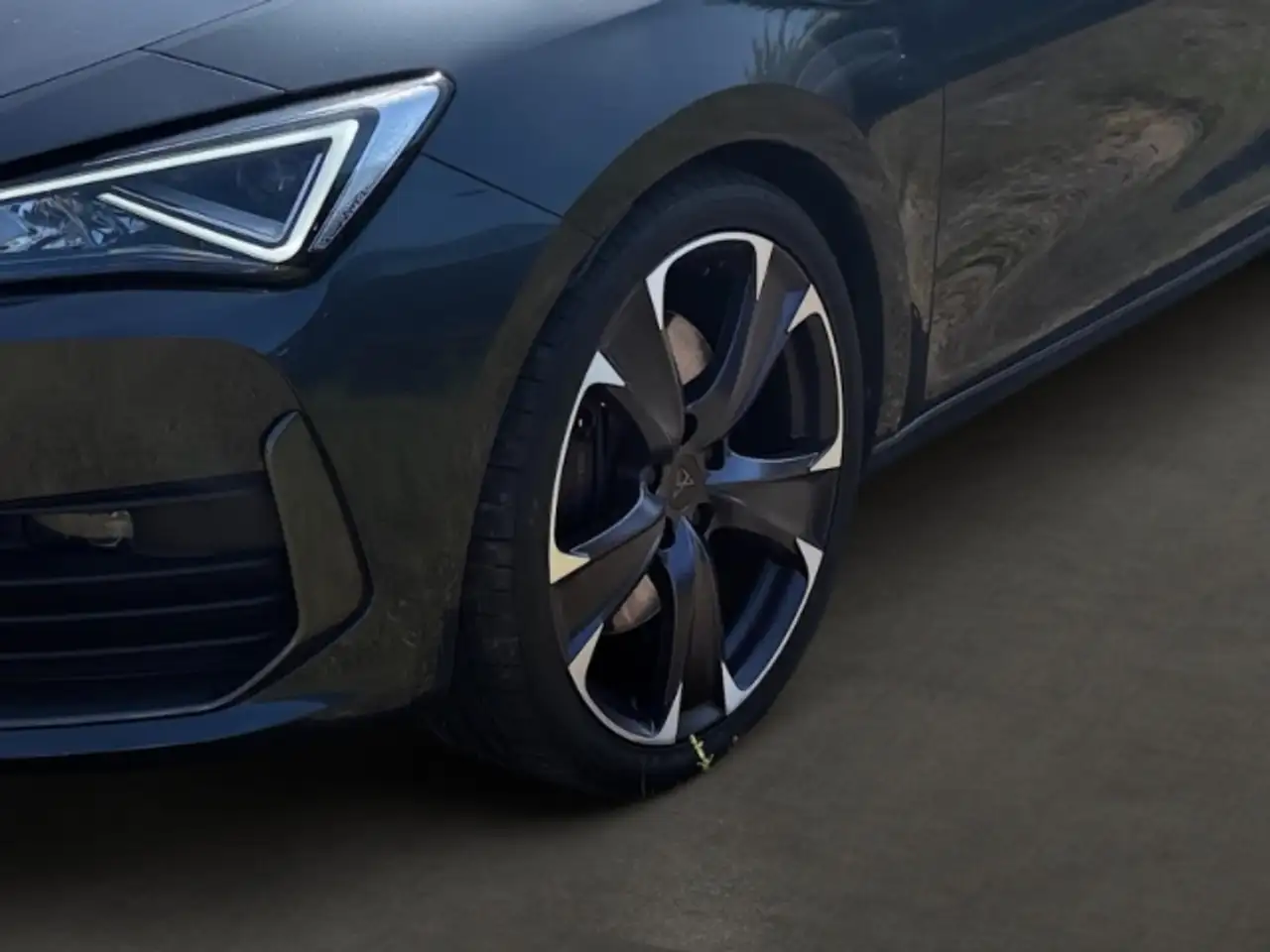 CUPRA Leon Sportstourer VZ 2.0 TSI DSG CarPlay/Tempomat / Key — Galería del vehículo 6