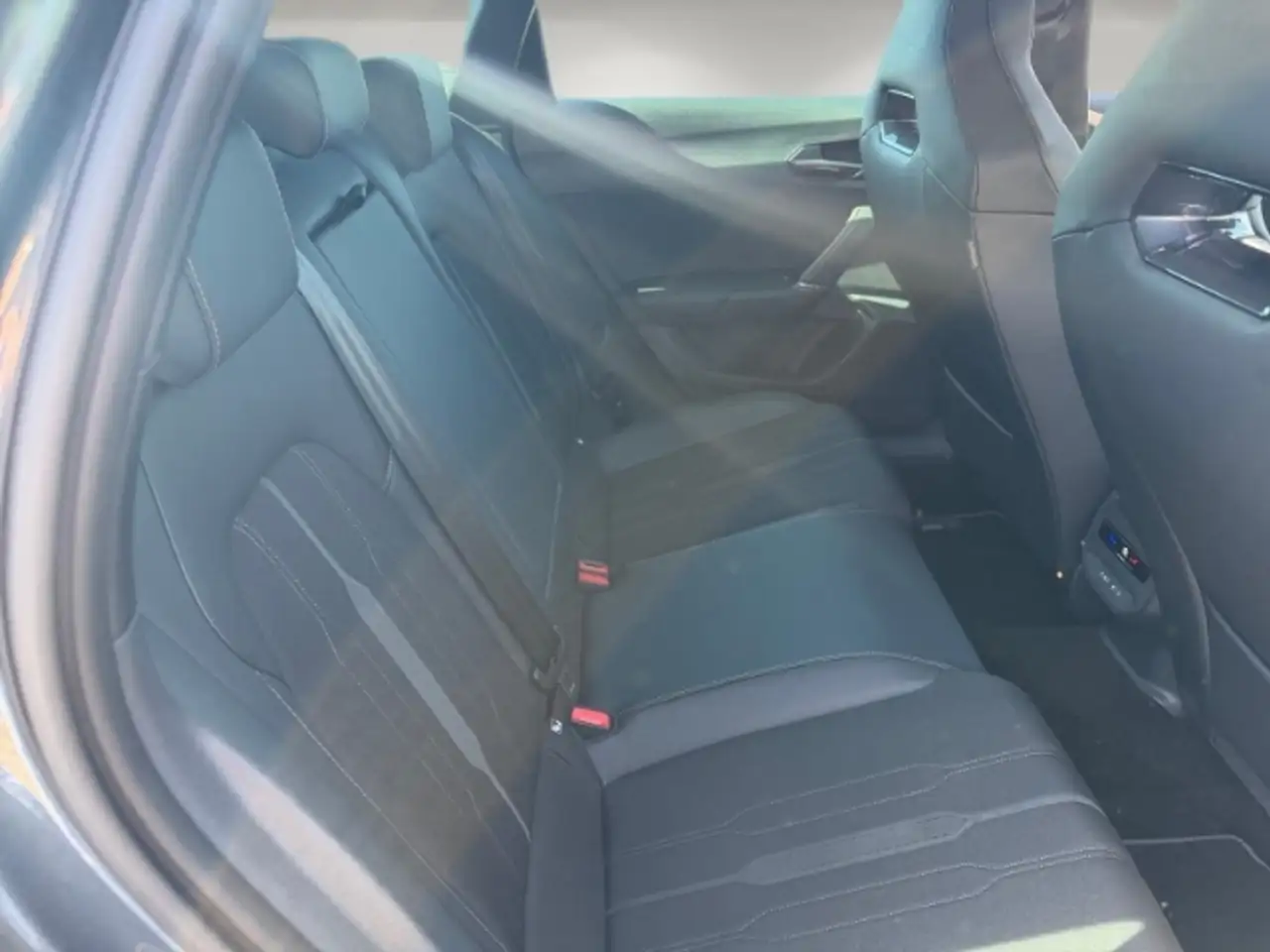CUPRA Leon Sportstourer VZ 2.0 TSI DSG CarPlay/Tempomat / Key — Galería del vehículo 13