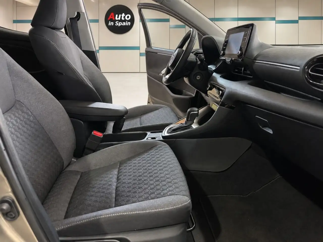 Toyota Yaris 120H 1.5 Active Plus — Galería del vehículo 11