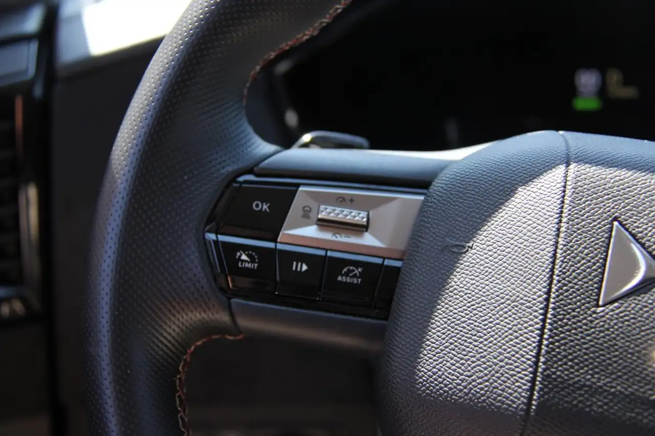 DS Automobiles DS 4 PHEV 225PS Performance Line HUD 19 ZOLL — Vehicle gallery 16