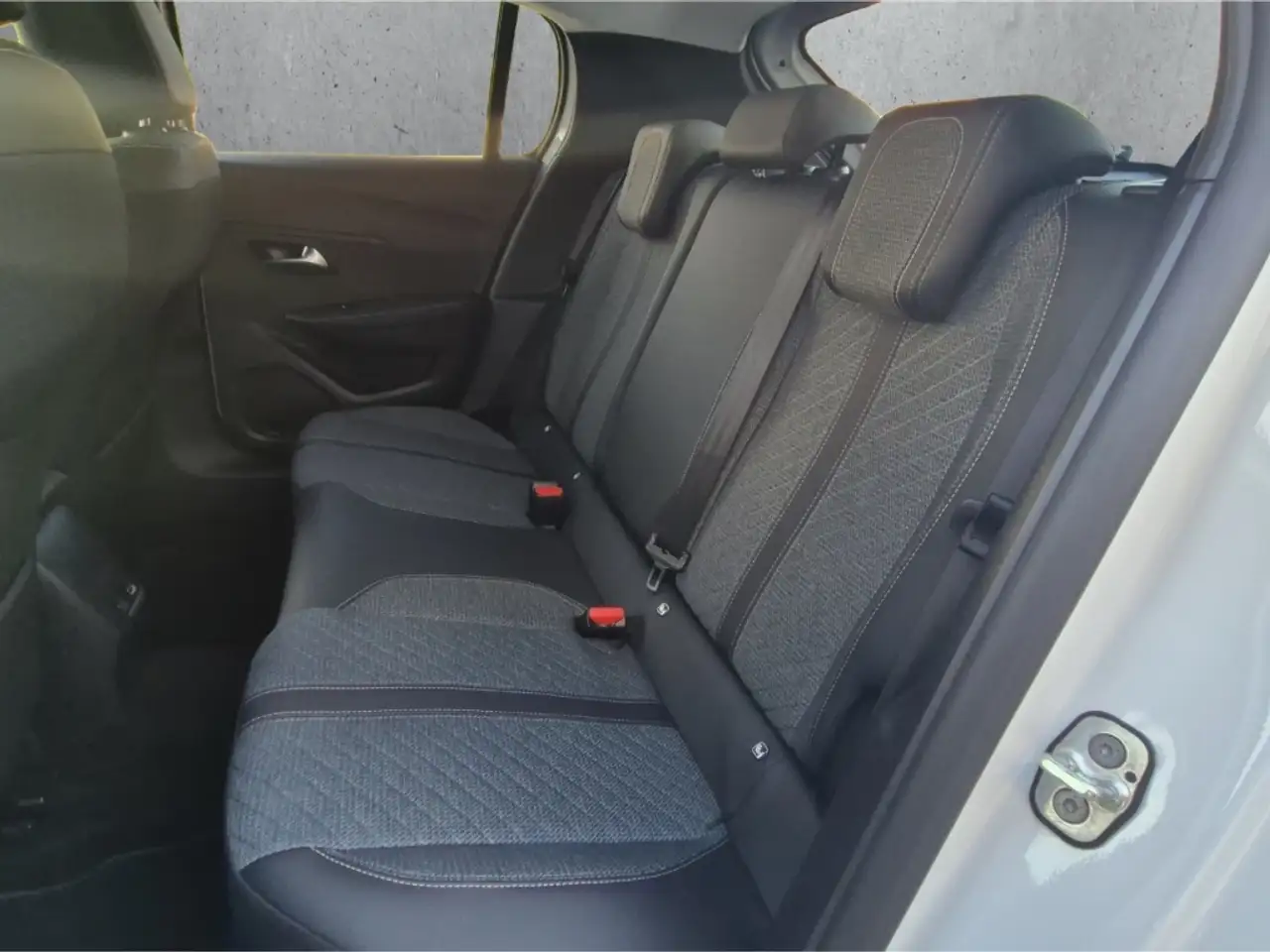 Peugeot 208 Allure PT 100 AHK SHZ 360 Kamera LED Klimaautom DA — معرض صور السيارة 8