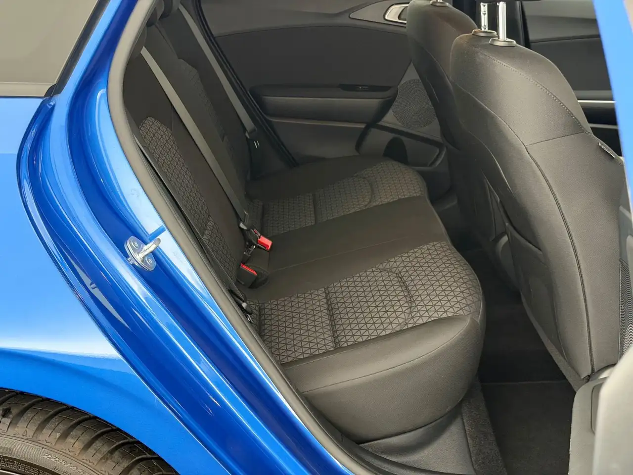 Kia Ceed / cee'd Ceed 1.5 T-GDI DCT*SPIRIT*LED-AHK-JBL-APPLE-ACC — Vehicle gallery 18
