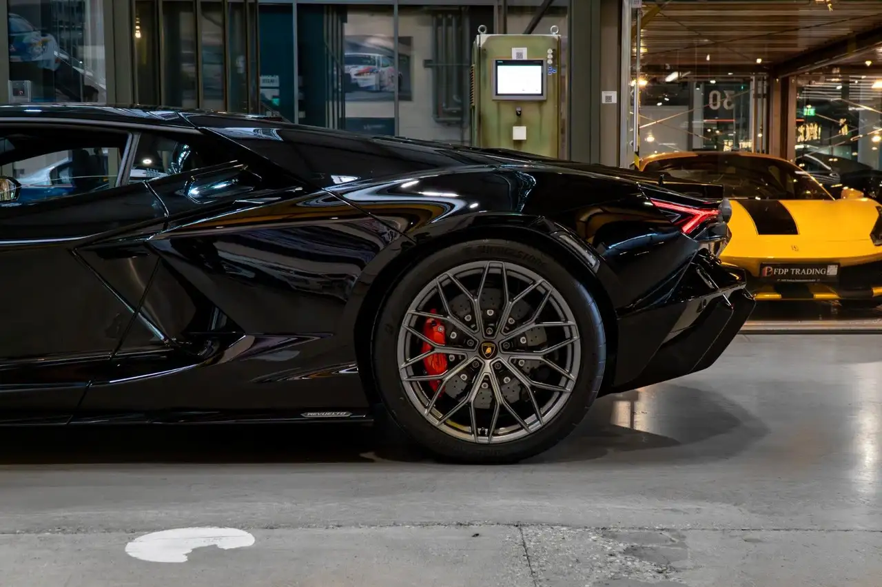 Lamborghini Revuelto Black Edition - Lift - Cam — معرض صور السيارة 11