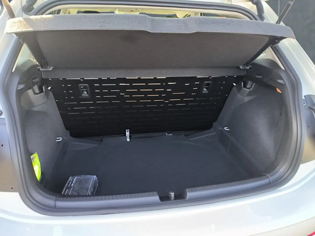 Volkswagen Polo VI 1.0+Klimaanlage+LED+FSE+el.Fensterheber — Galería del vehículo 5
