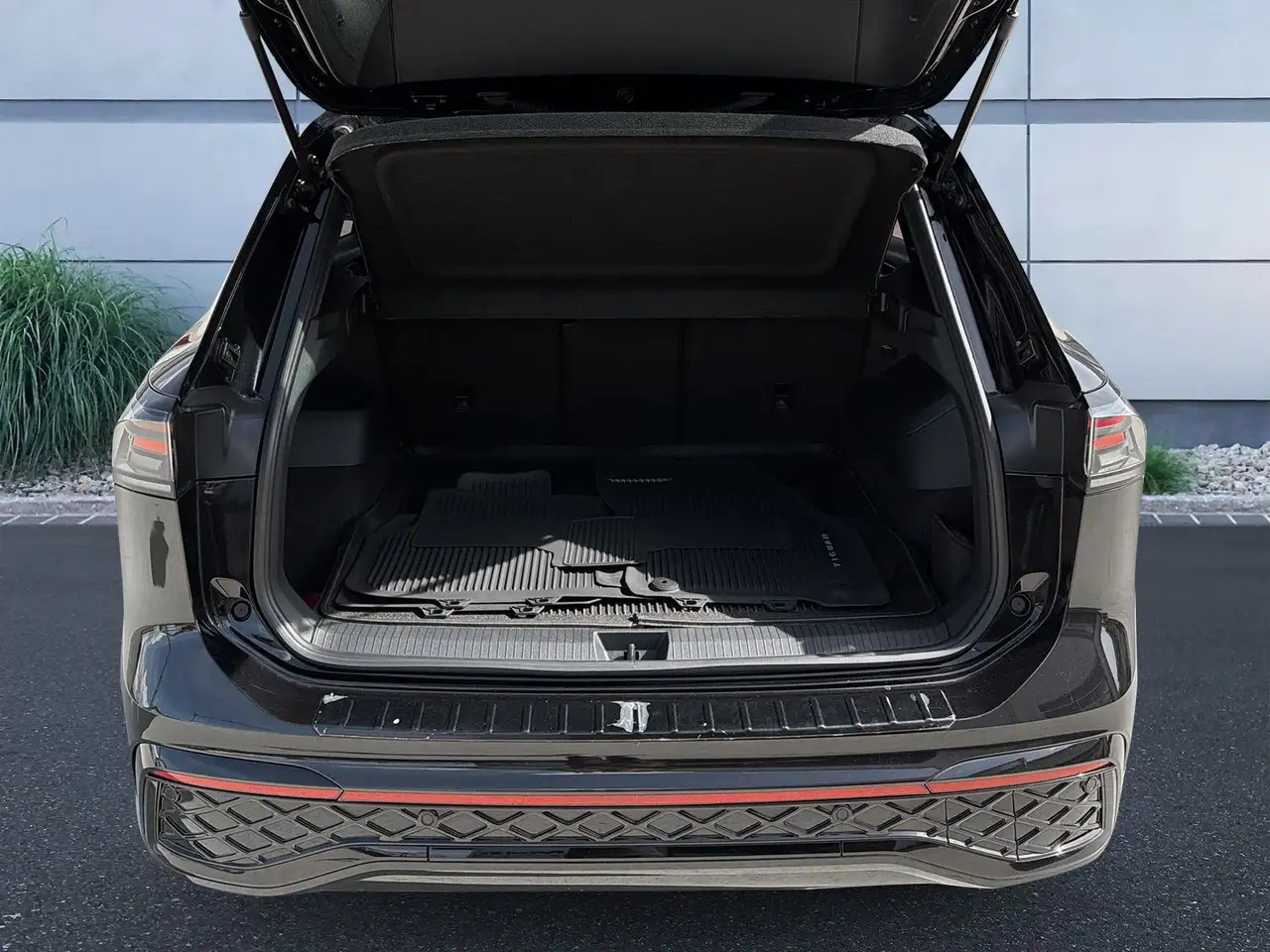 Volkswagen Tiguan R-Line — Vehicle gallery 8