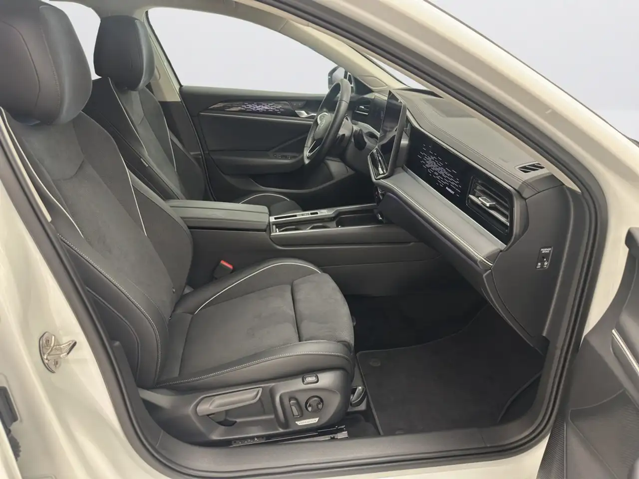 Volkswagen Passat Business 1.5 eTSI DSG ACC/RFK/PARK ASSIST — Galería del vehículo 16