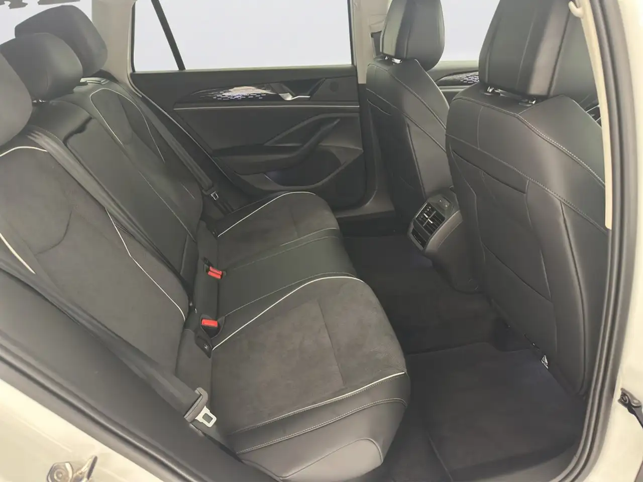 Volkswagen Passat Business 1.5 eTSI DSG ACC/RFK/PARK ASSIST — Galería del vehículo 17