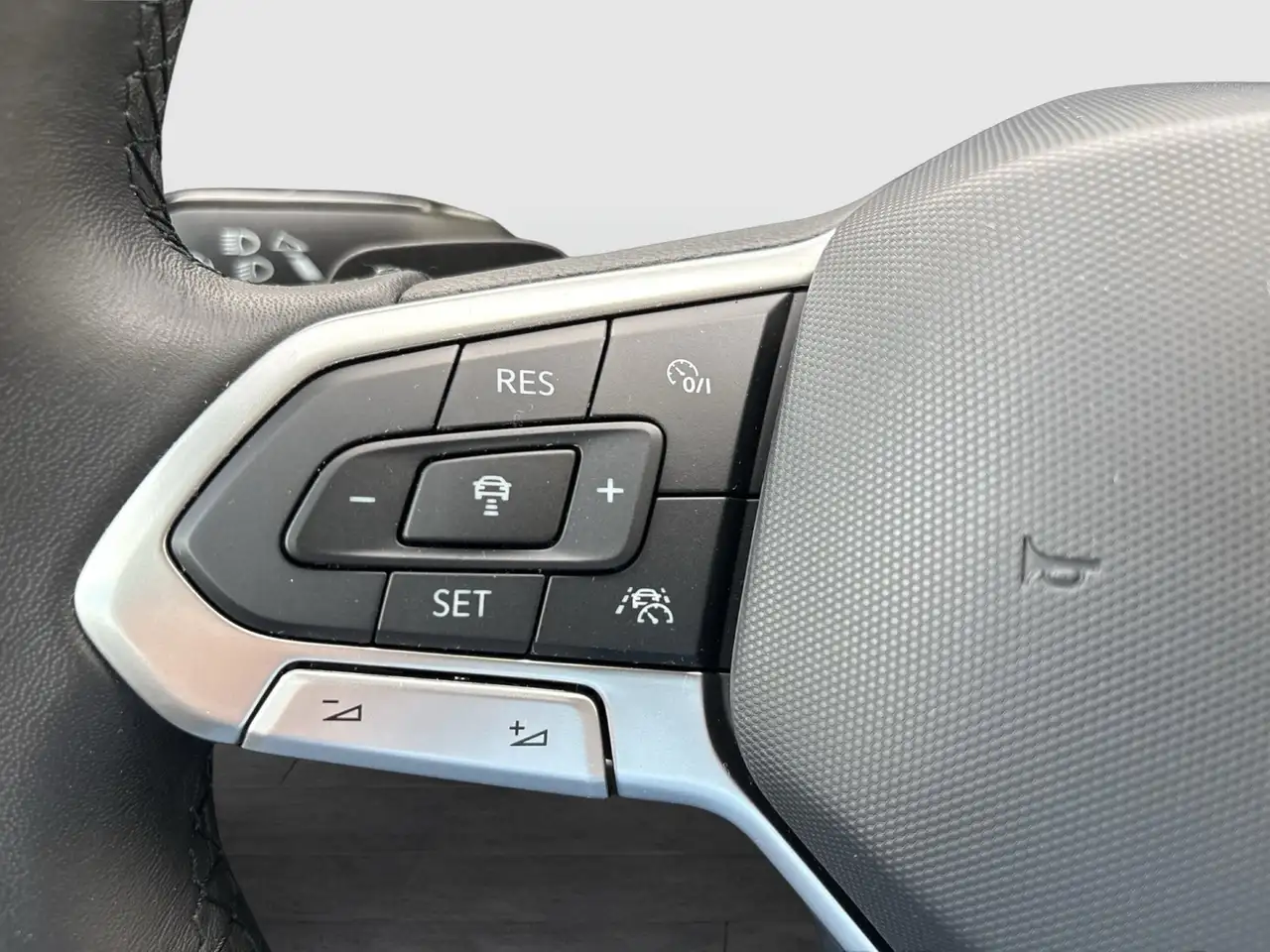 Volkswagen Golf VIII 1.5 eTSI STYLE CAM ACC LM17 CARPLAY — Galería del vehículo 16
