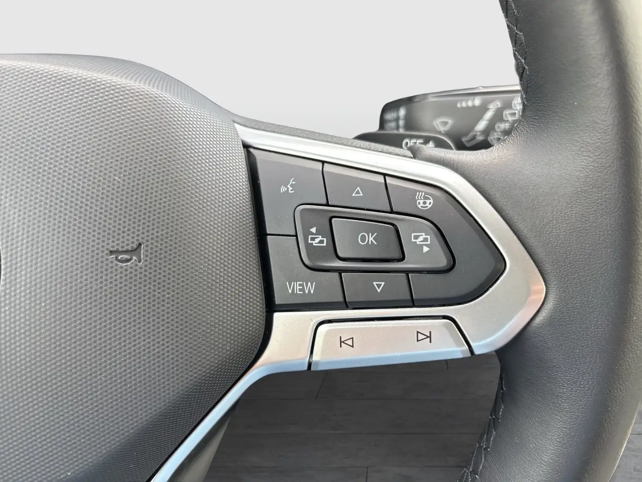 Volkswagen Golf VIII 1.5 eTSI STYLE CAM ACC LM17 CARPLAY — Galería del vehículo 17