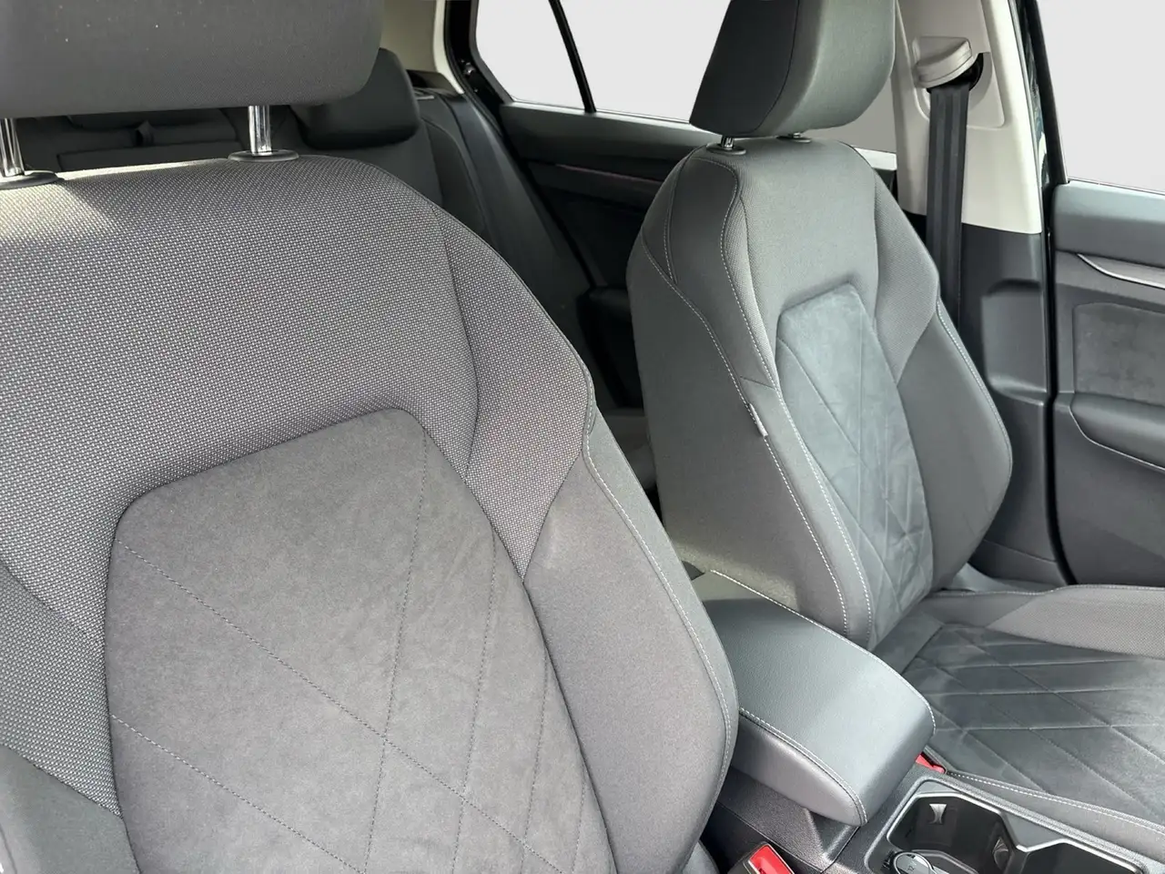 Volkswagen Golf VIII 1.5 eTSI STYLE CAM ACC LM17 CARPLAY — Galería del vehículo 11