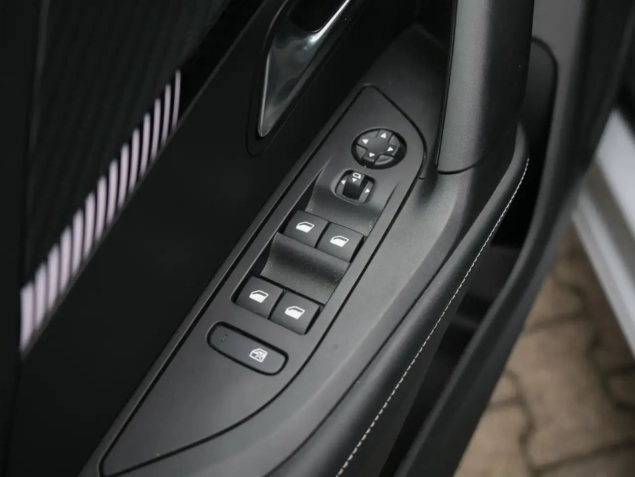 Peugeot 2008 Allure — Vehicle gallery 10
