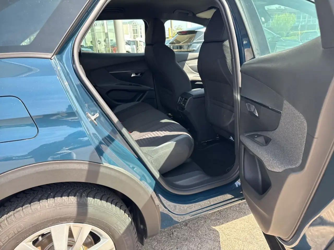 Peugeot 3008 Active Pack Digitales Cockpit LED 2-Zonen-Klimaaut — Vehicle gallery 19