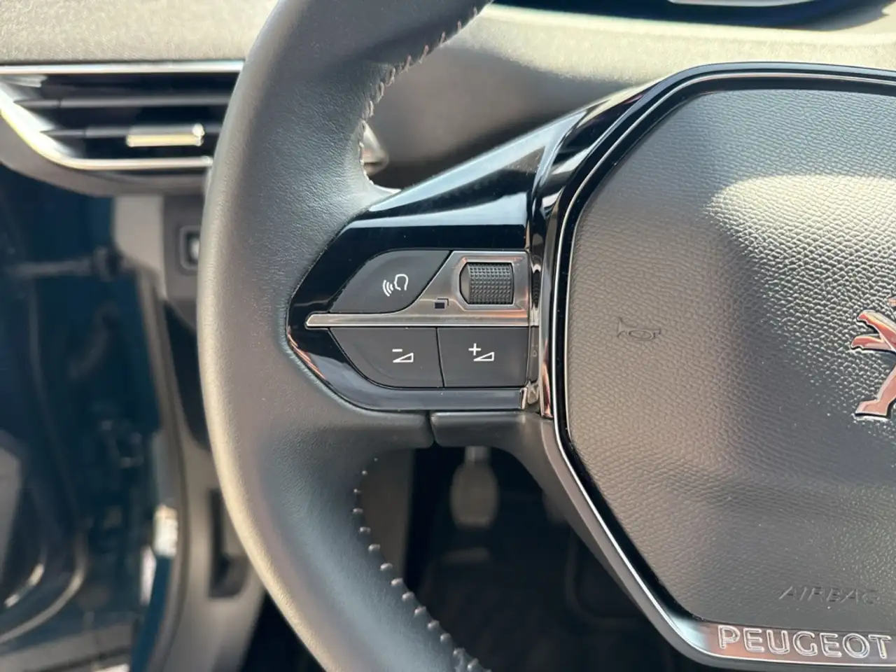 Peugeot 3008 Active Pack Digitales Cockpit LED 2-Zonen-Klimaaut — Vehicle gallery 13