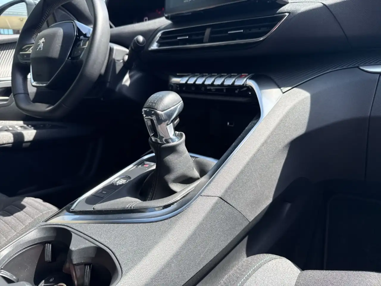 Peugeot 3008 Active Pack Digitales Cockpit LED 2-Zonen-Klimaaut — Vehicle gallery 17