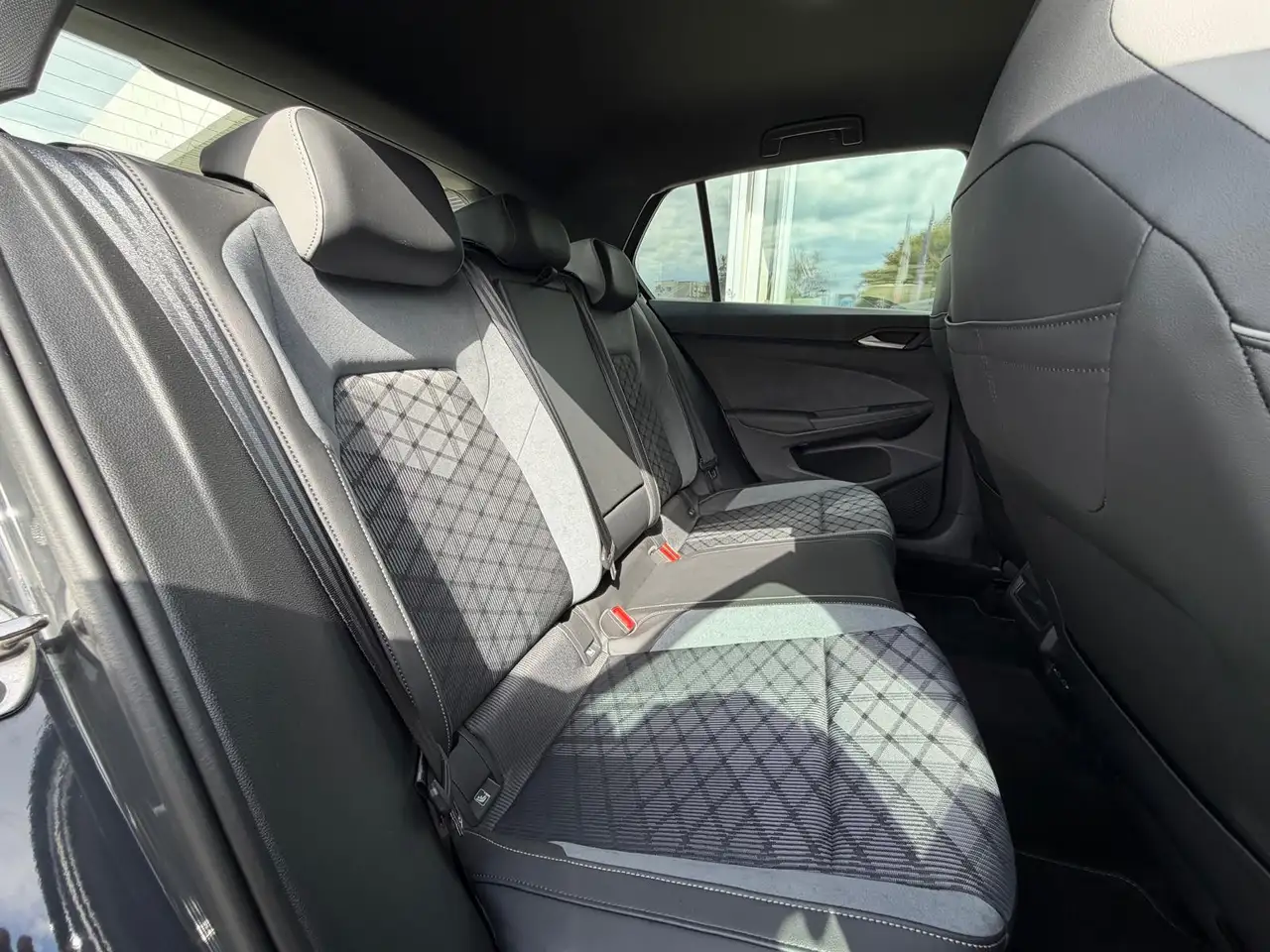 Volkswagen Golf VIII 1,5eTSI 2X R-Line BLACK+VIRTU+PDC+DAB+ — Vehicle gallery 11