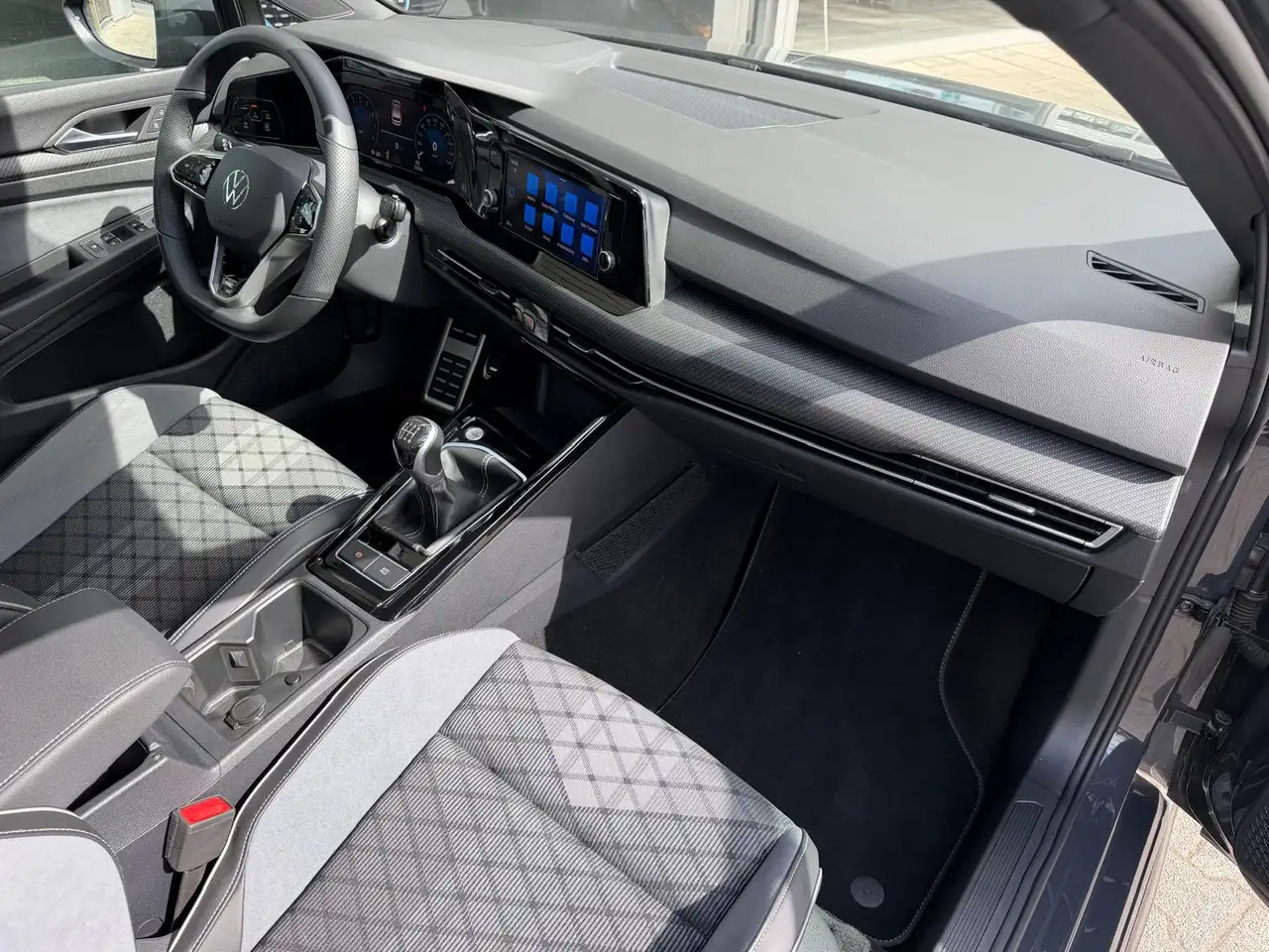 Volkswagen Golf VIII 1,5eTSI 2X R-Line BLACK+VIRTU+PDC+DAB+ — Vehicle gallery 18