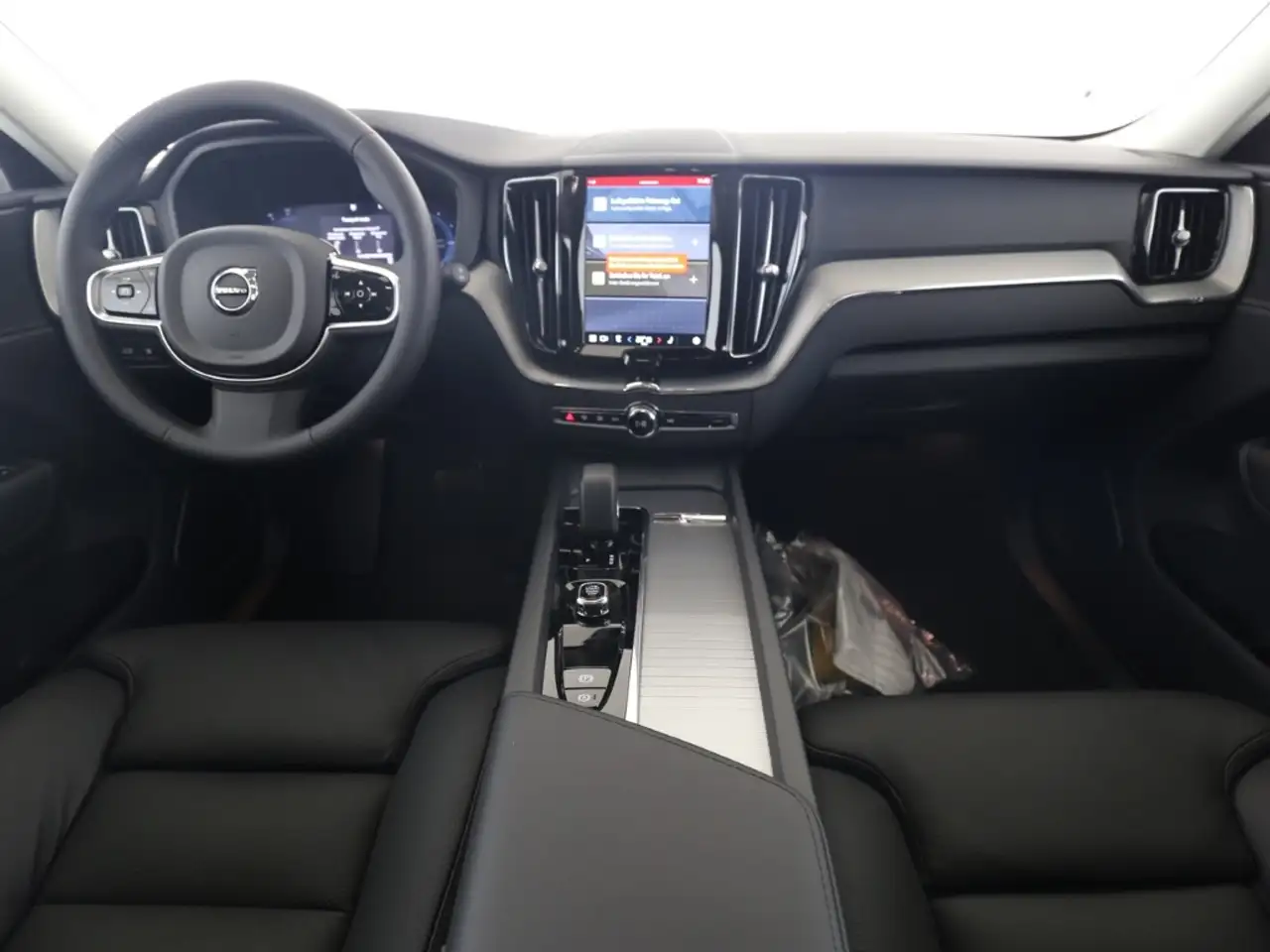 Volvo XC60 Plus Bright Recharge Plug-In Hybrid AWD T8 Twin En — Vehicle gallery 8