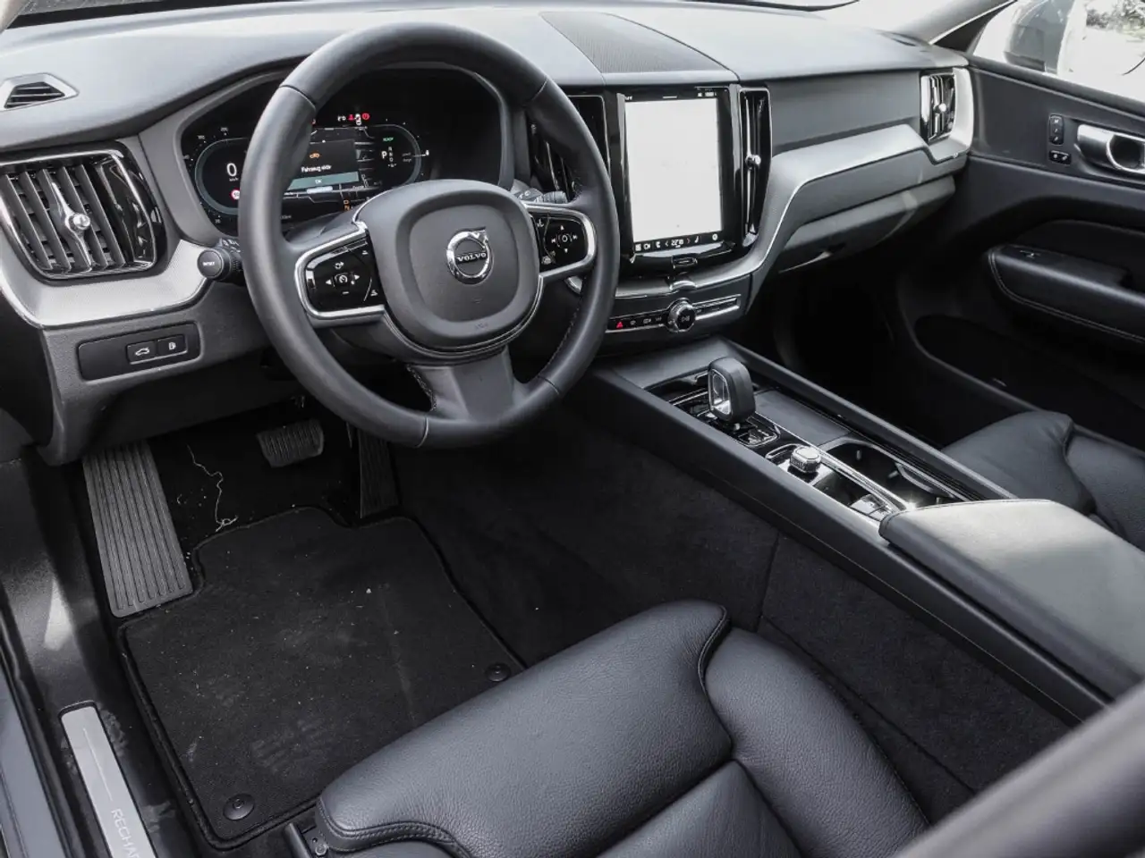 Volvo XC60 Plus Bright Recharge Plug-In Hybrid AWD T8 Twin En — Vehicle gallery 6