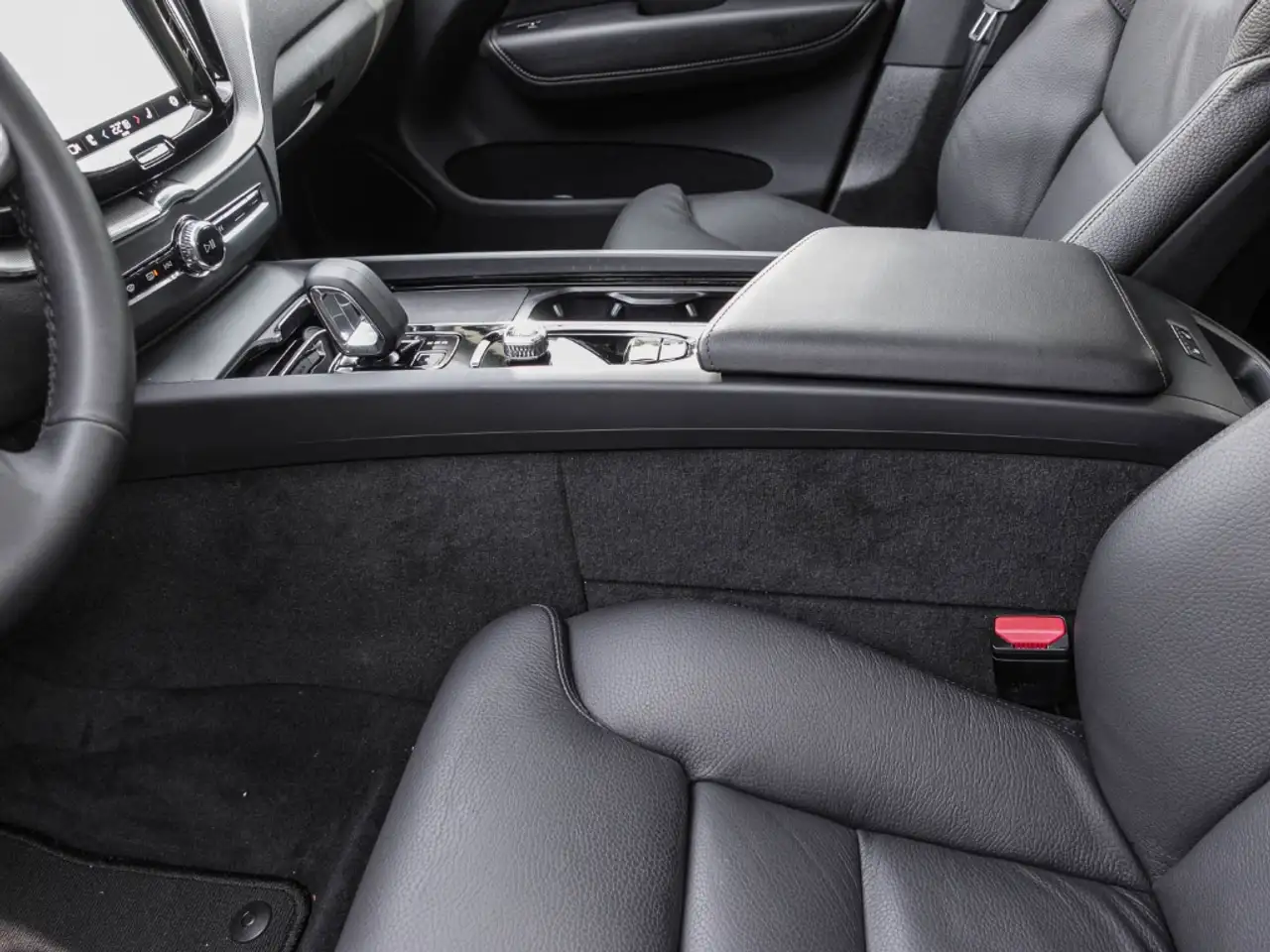 Volvo XC60 Plus Bright Recharge Plug-In Hybrid AWD T8 Twin En — Vehicle gallery 12