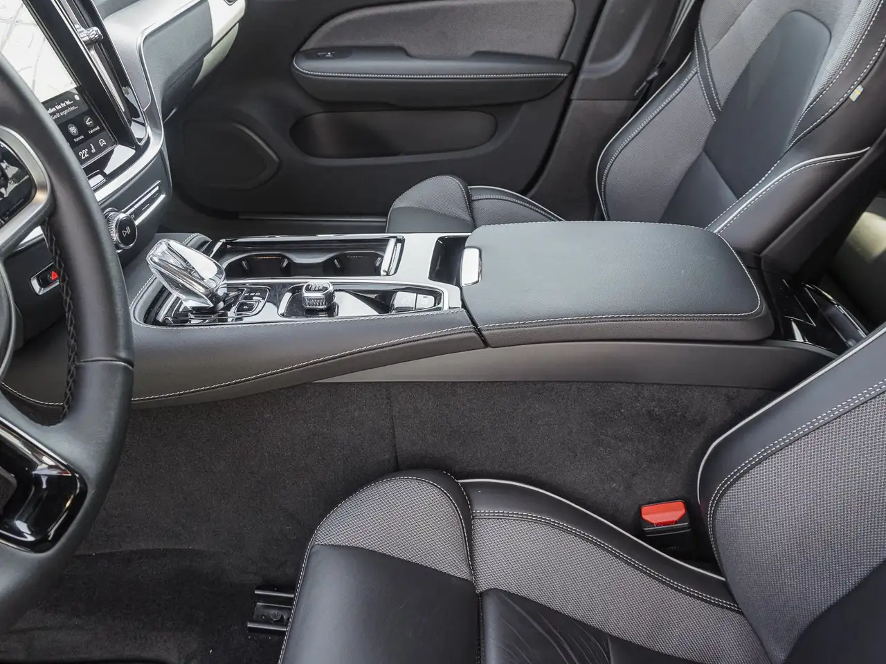 Volvo V60 T8 AWD Plus Dark Plug-in Hybrid AHK STANDHZG — Galerie du véhicule 15