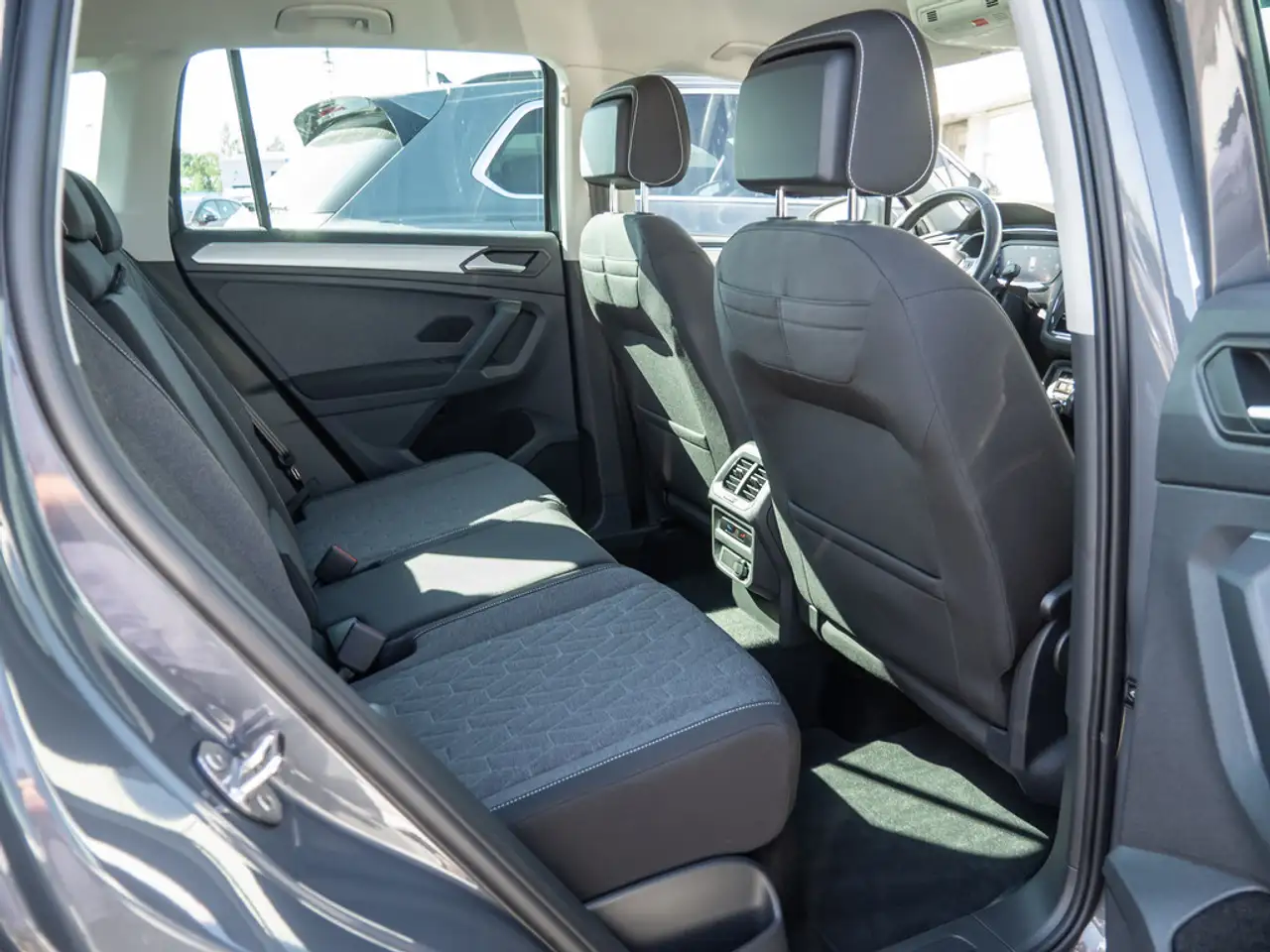 Volkswagen Tiguan 1.5 TSI Move NAVI AHK ACC FACEL. LED — معرض صور السيارة 4