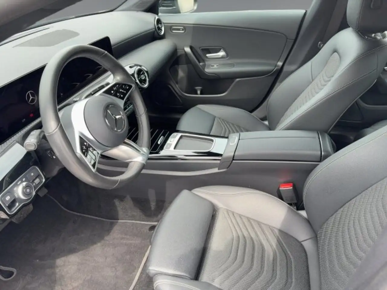 Mercedes-Benz CLA 180 CLA 180 Coupé Advanced AHK LED KameraNaviPremium — Galería del vehículo 8