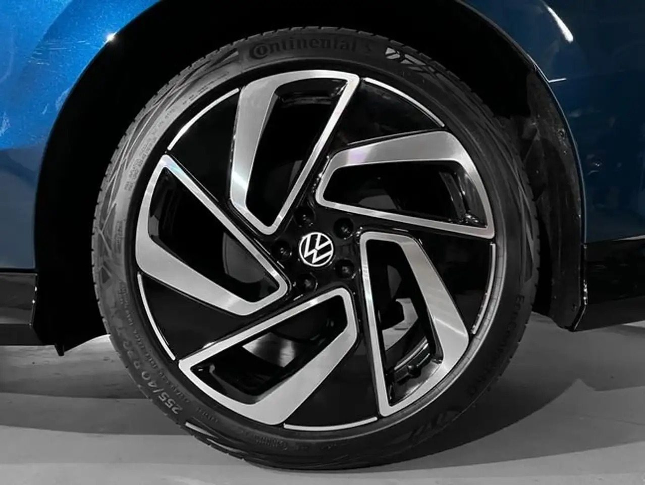 Volkswagen ID.7 Pro 82 kWh 210 kW (286 CV) (ED23QK13) — معرض صور السيارة 4