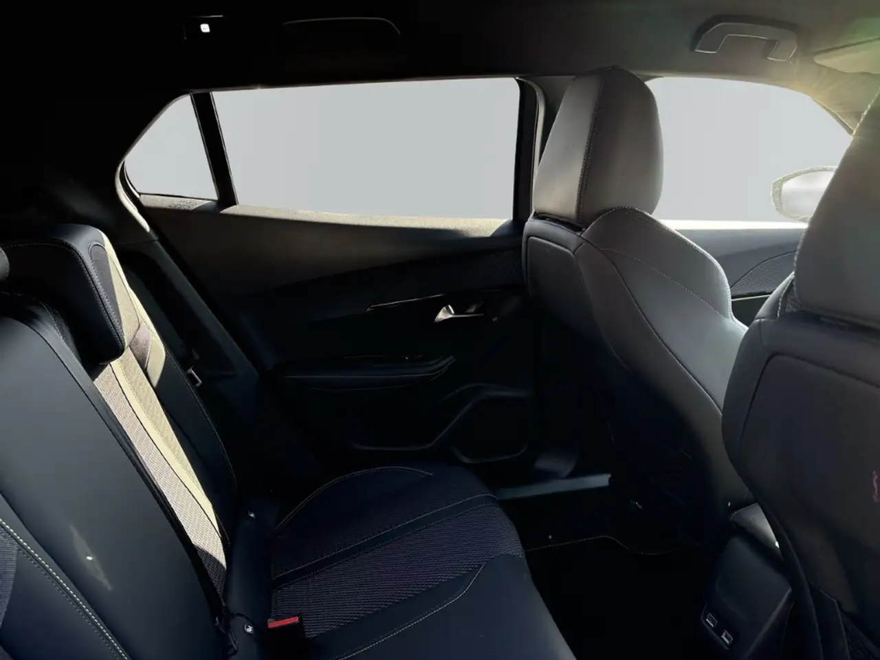Peugeot 2008 GT Navi 360 Kamera LED Apple CarPlay Android Auto — معرض صور السيارة 9