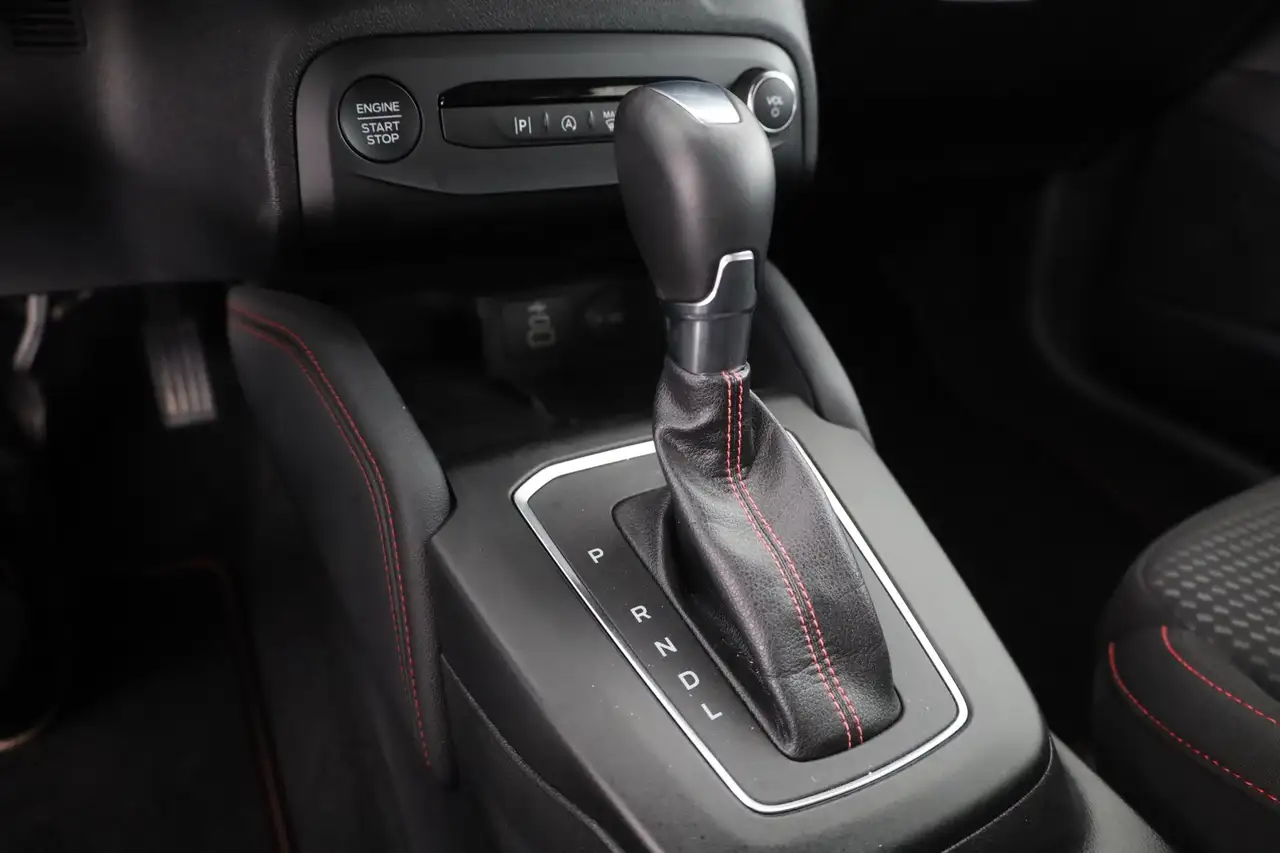 Ford Focus 1.0 EB ST-Line LED Navi Sitzheizung AHK — Vehicle gallery 15
