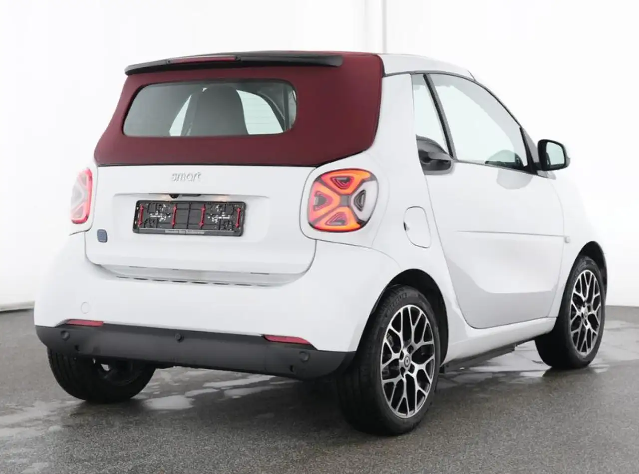 smart forTwo EQ cabrio prime EXCLUSIVE:WHITE-WHITE-RED — معرض صور السيارة 3