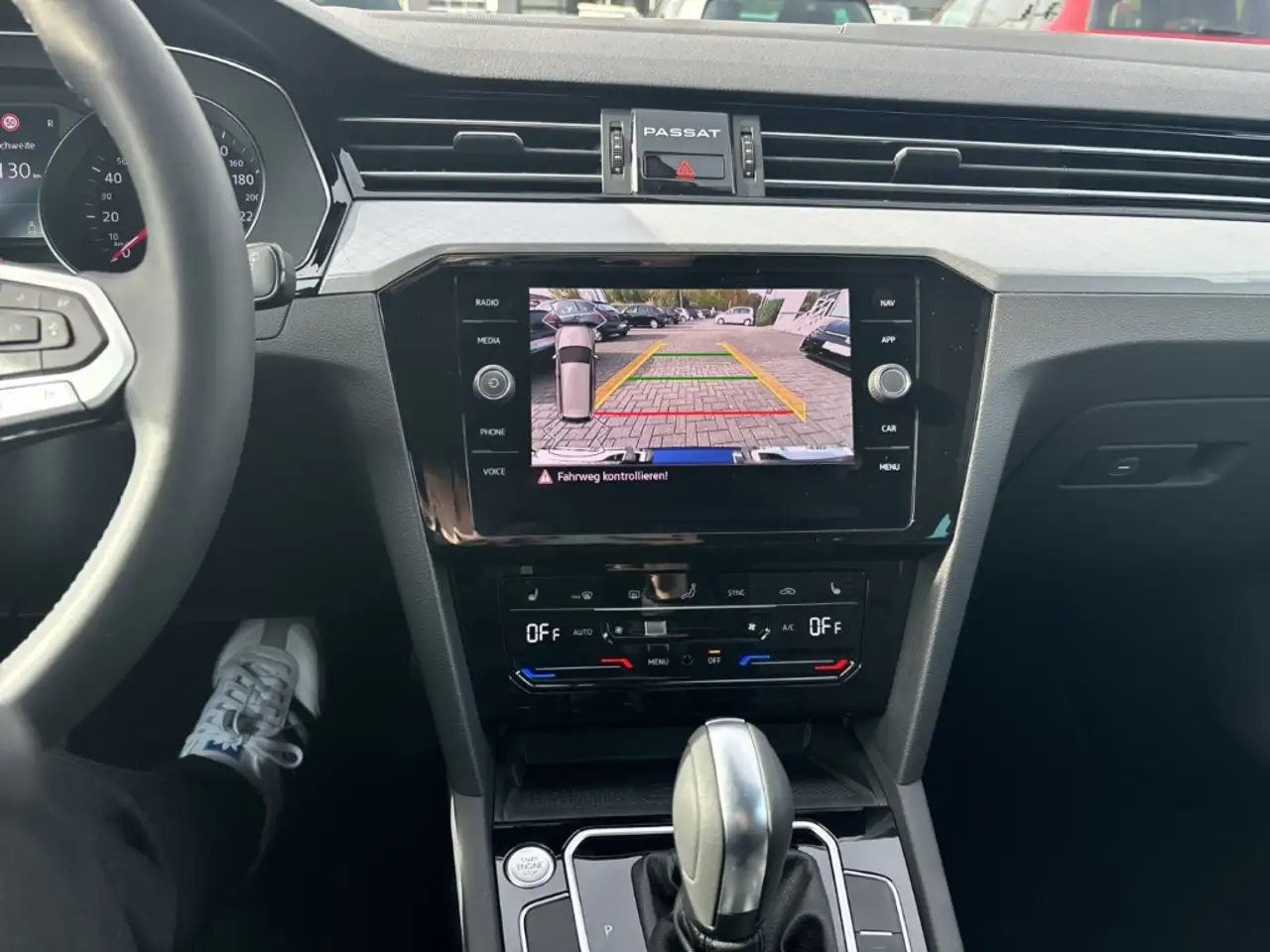 Volkswagen Passat Variant Business 2.0 TSI+Klimaautomatik-3-Zonen+Sportpaket — Galería del vehículo 11