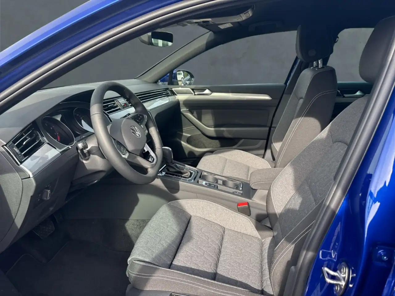 Volkswagen Passat Variant Business 2.0 TSI+Klimaautomatik-3-Zonen+Sportpaket — Galería del vehículo 8