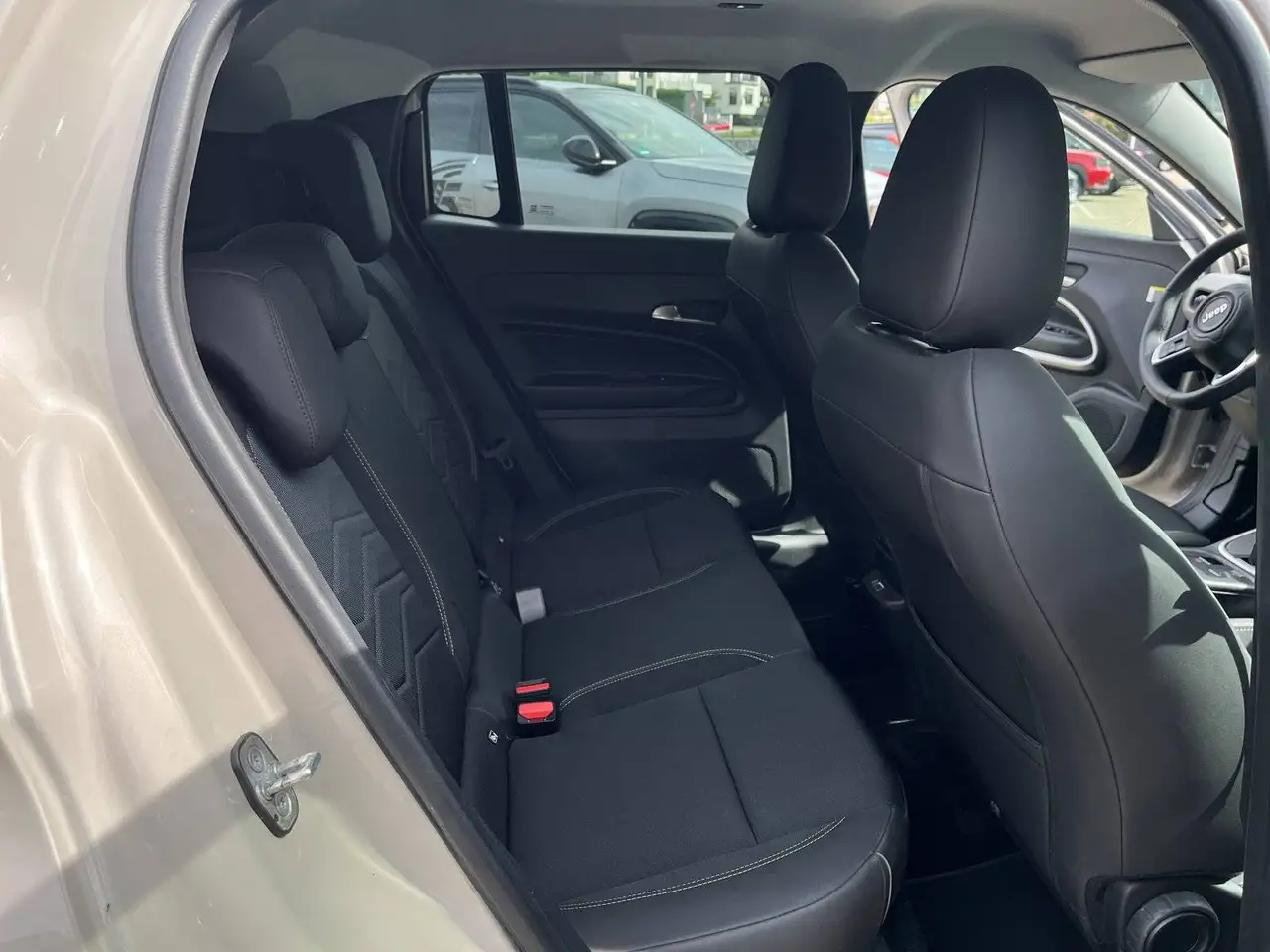 Jeep Avenger 1,2 DCT6 Mild-Hybrid Summit — معرض صور السيارة 7