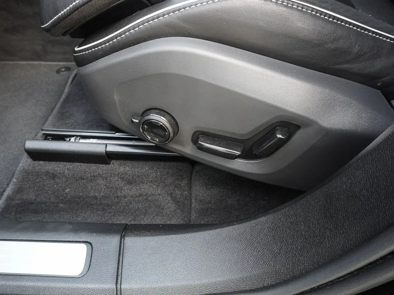 Volvo XC60 T8 AWD Black Edition Ultra Plug-in Hybrid — معرض صور السيارة 17