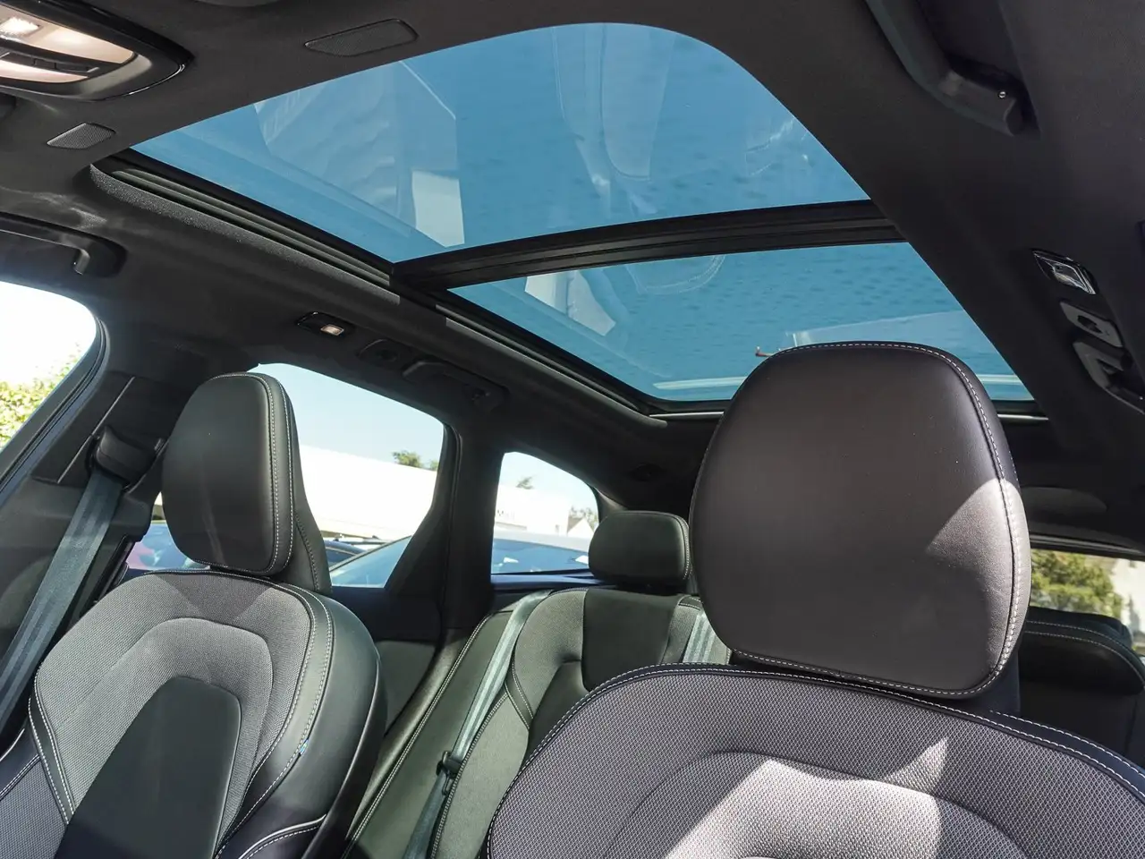 Volvo XC60 T8 AWD Black Edition Ultra Plug-in Hybrid — معرض صور السيارة 8