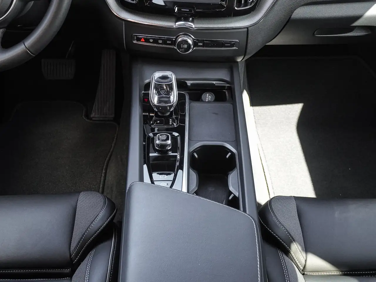 Volvo XC60 T8 AWD Black Edition Ultra Plug-in Hybrid — معرض صور السيارة 15
