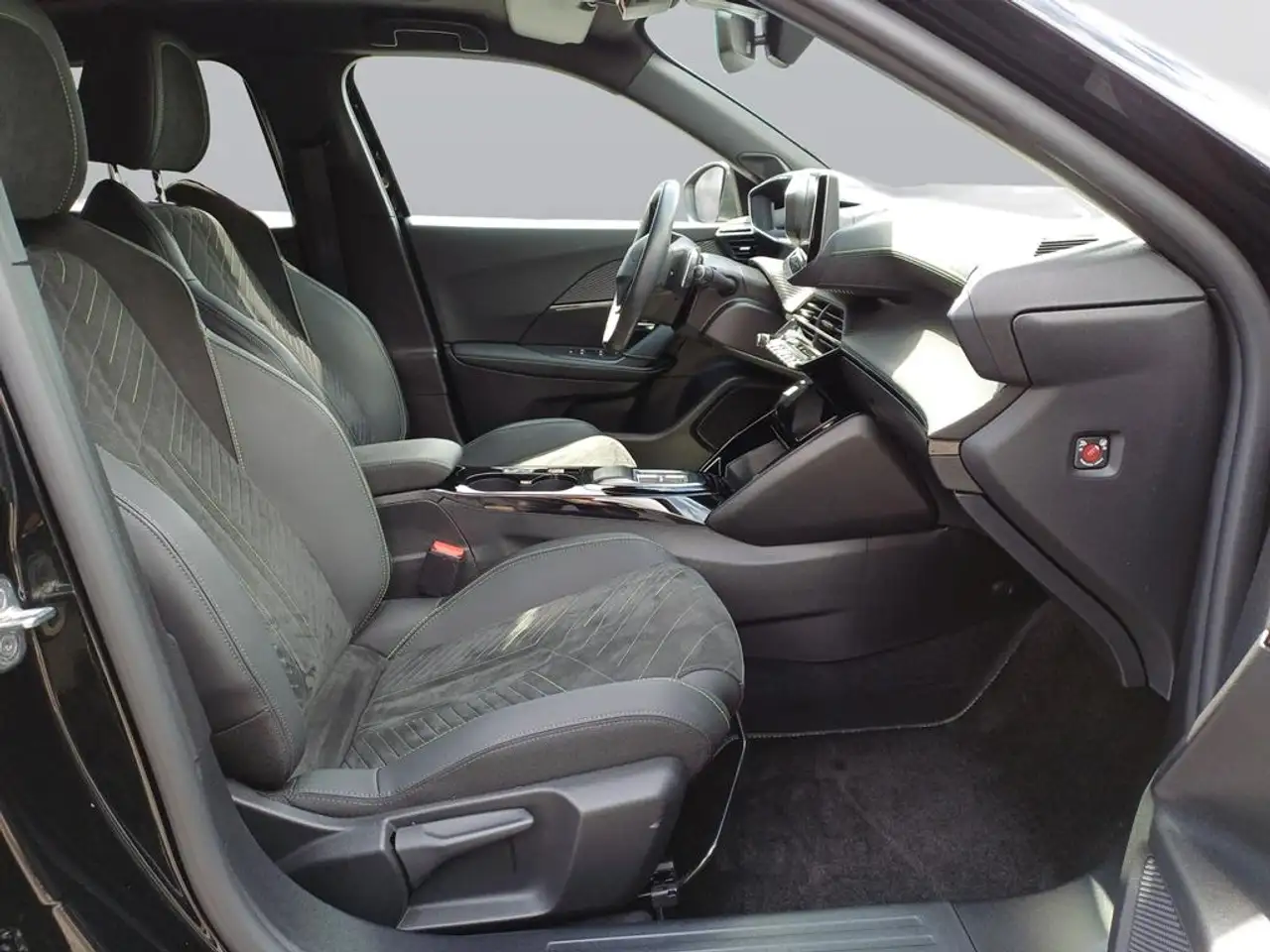 Peugeot 2008 Neuer 2008 GT PureTech 130 EAT8 — معرض صور السيارة 11