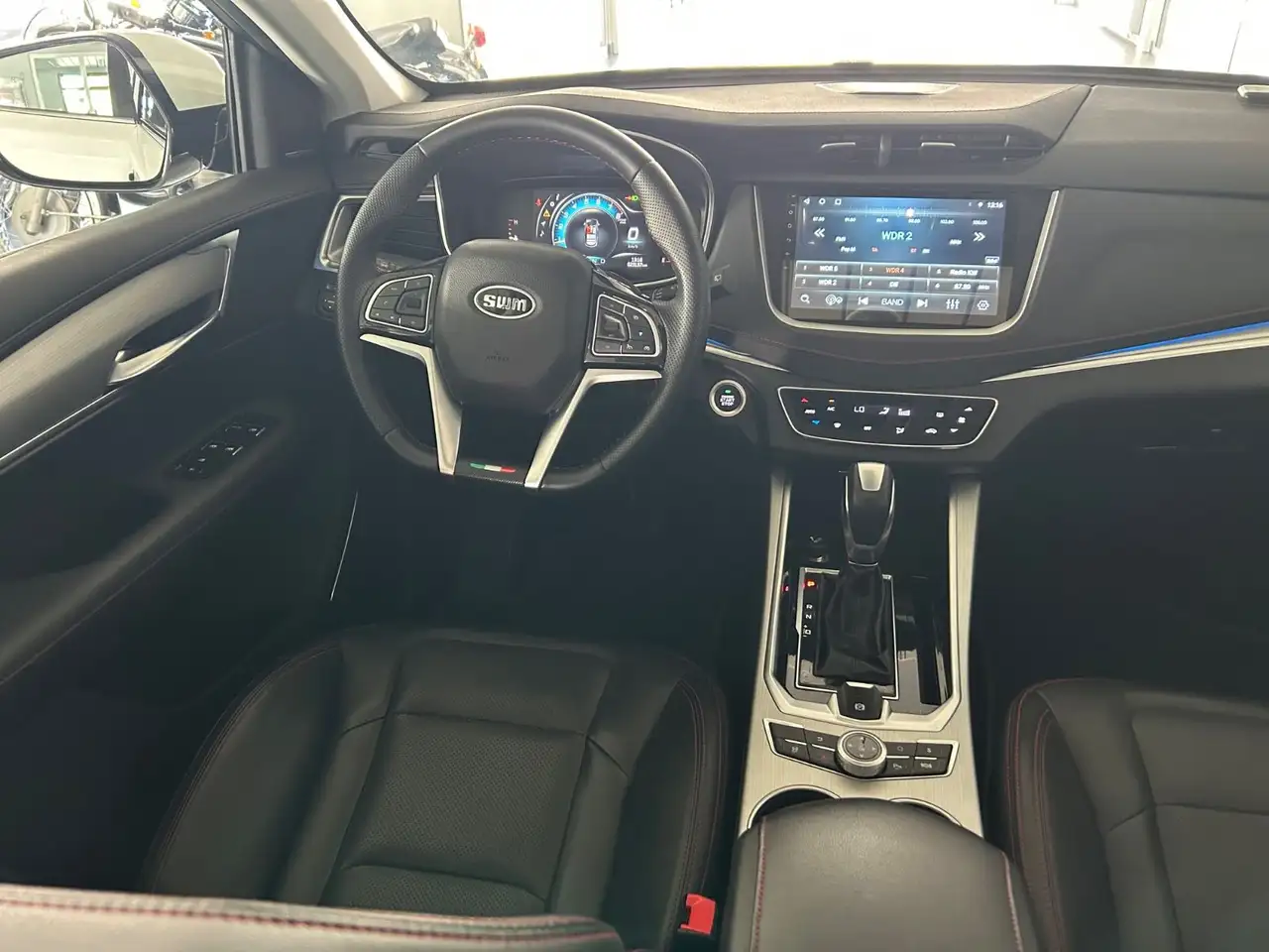 SWM G01 Premium Auto. Pano Leder Navi Kamera — Vehicle gallery 9
