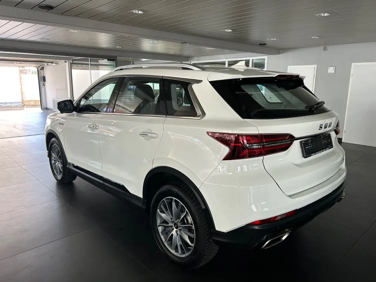 SWM G01 Premium Auto. Pano Leder Navi Kamera — Vehicle gallery 6